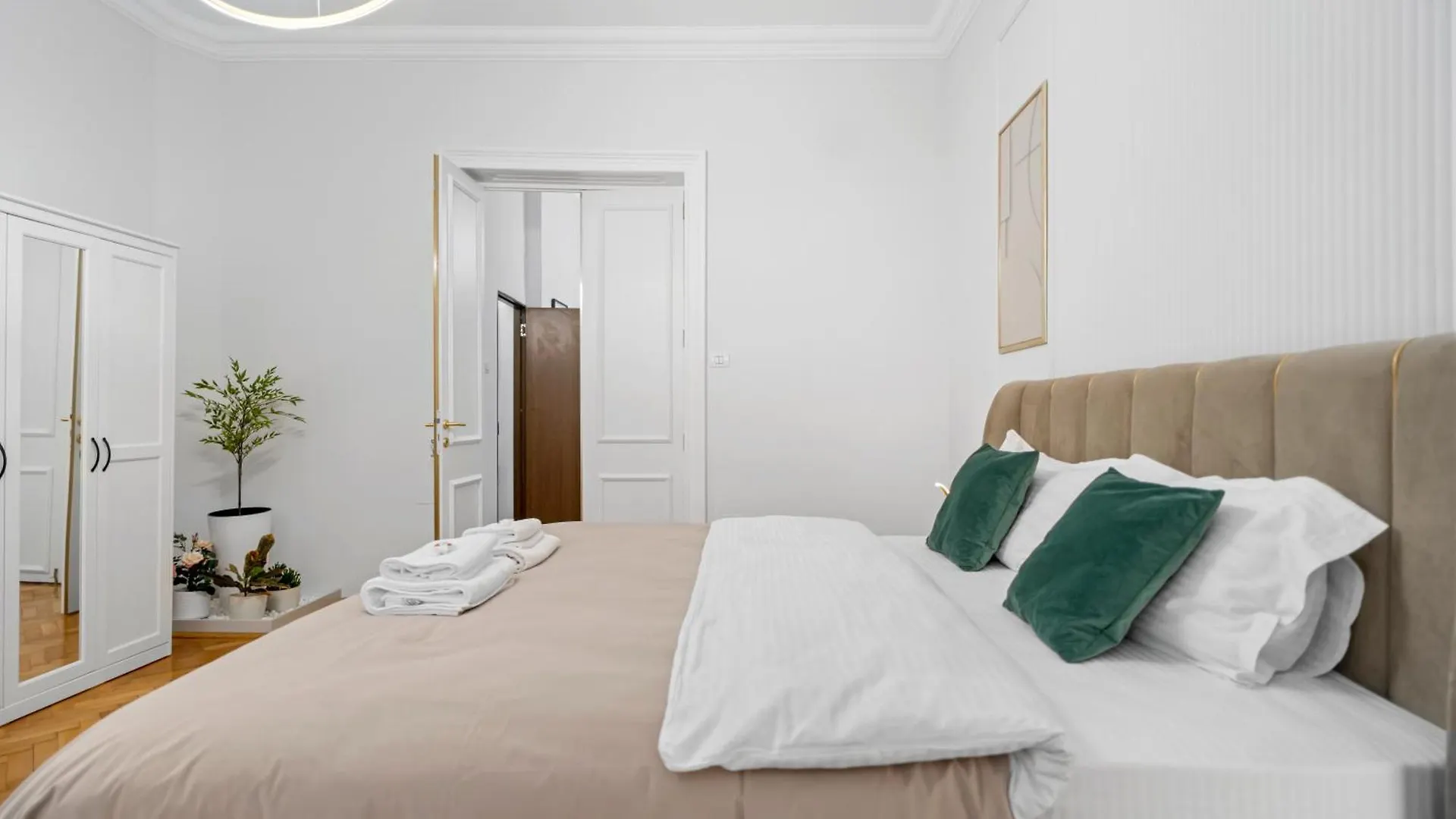 Zen Central Apartment With Self Check-In & Private Parking Bukurešť